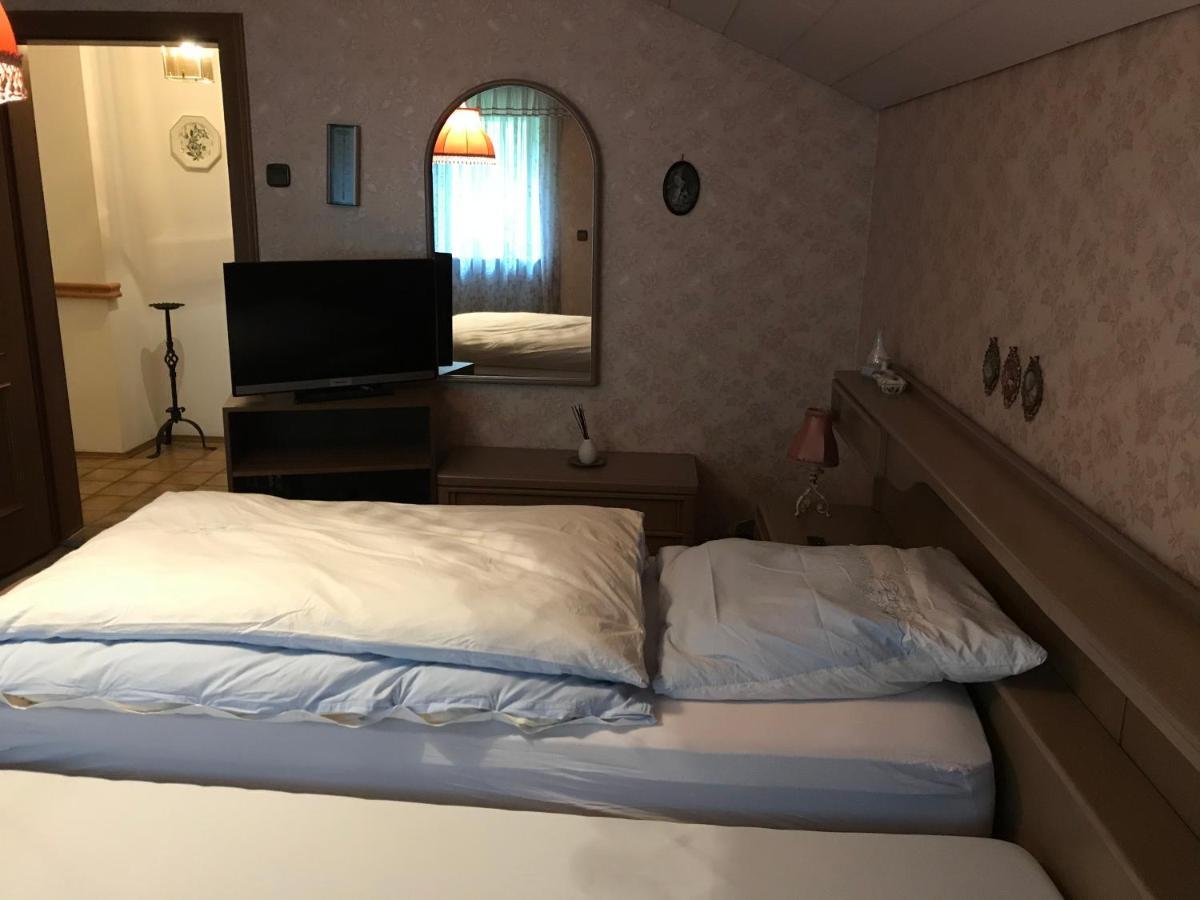 Gemuetliches Gaestehaus! Waldkraiburg Bagian luar foto